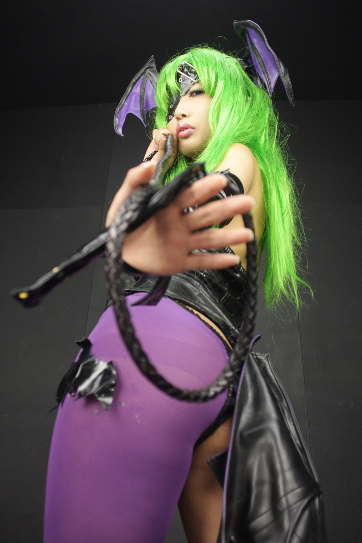 [Cosplay]  Darkstalkers  Morrigan with great body in latex